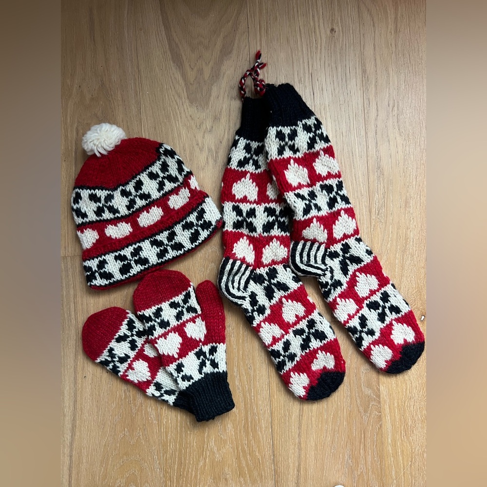 NWOT Womens MOTIF 100% Wool Hand Knit Heart* Socks/Hat/Gloves Set